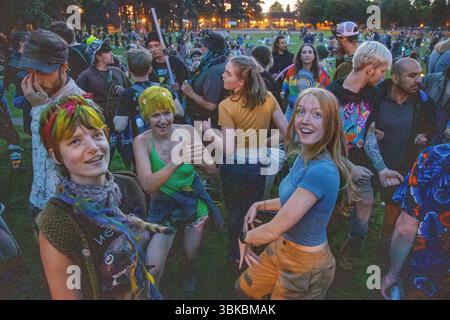 18 GIUGNO 2025 - PORTLAND, OR: Un evento di danza della comunità gratuita, il Mount Tabor Dance Party, si tiene al Peninsula Park con grandi gruppi di persone che si godono la serata. Foto Stock