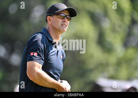 Cromwell CT, Stati Uniti. 19 giugno 2025. Adam Scott, australiano, guarda il volo della sua palla dal primo tee box durante il primo round del torneo di golf PGA Travelers Championship tenutosi a TPC River Highlands a Cromwell, CT. Eric Canha/Cal Sport Media/Alamy Live News Foto Stock