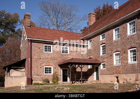 Una passeggiata nel quartiere storico di Old Salem a Winston-Salem, North Carolina Foto Stock