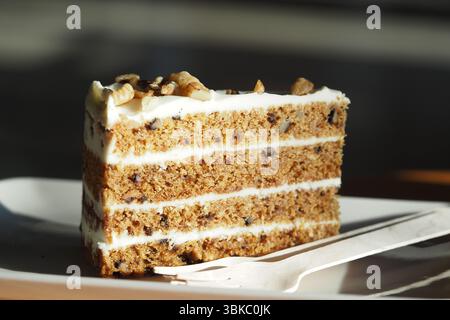 Deliziosa fetta di torta di carote con glassa di formaggio cremoso Foto Stock