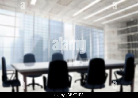 Il tavolo da conferenza è allestito in un ufficio dal design piatto, con sedie girevoli, caraffa e finestre in vetro Foto Stock