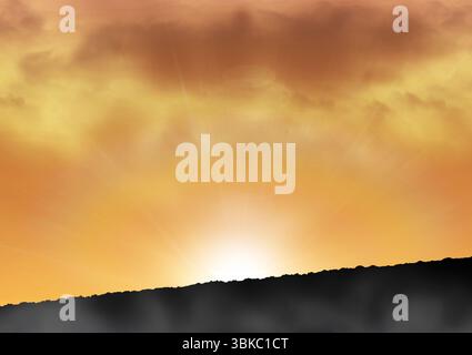 Sole luminoso che sorge dietro una cresta frastagliata con design piatto, nuvole a strati e raggi di luce Foto Stock