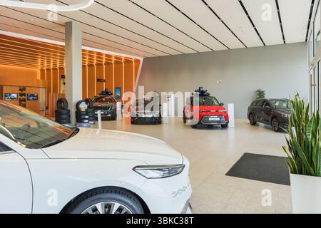 Almaty, Kazakistan - 11 giugno 2025: All'interno dello showroom KIA. Casa automobilistica coreana Foto Stock