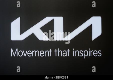 Almaty, Kazakistan - 11 giugno 2025: Logo Kia con la scritta "movimento che ispira". Casa automobilistica coreana Foto Stock