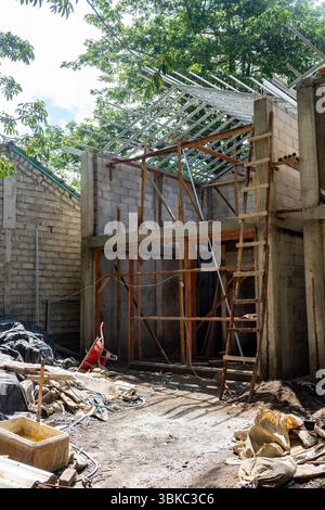 L'edificio è incompiuto e presenta molte scale di legno e impalcature Foto Stock