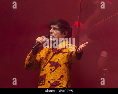 Londra, Regno Unito. 19 giugno 2025. Russell Mael, cantante del duo pop e rock americano Sparks, che suona dal vivo all'Eventim Apollo di Hammersmith, come parte del loro MAD! Tour. Crediti: ernesto rogata/Alamy Live News Foto Stock