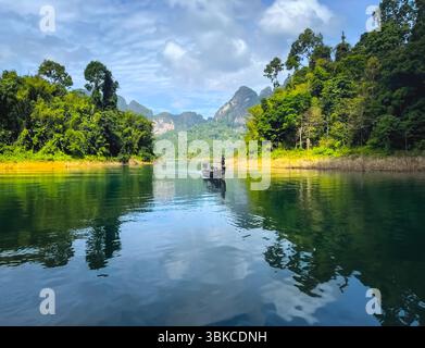 Tour turistico in barca sul lago Cheow LAN in montagna. Thailandia. Incredibile paesaggio naturale estivo. Splendido sfondo naturale. Popolare destinazione turistica. La gente ama il paesaggio. Viaggi, turismo, vacanze Foto Stock