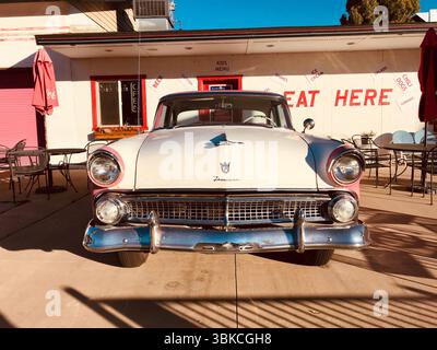 1955 Ford Fairlane parcheggiata al Classic Route 66 Diner di Williams, Arizona Foto Stock