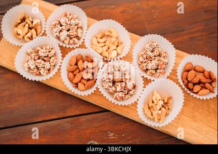 Diversi tipi di dadi in piastre piccole. Foto di alta qualità Foto Stock