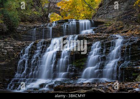 Cascata a lunga esposizione sul torrente Cascadilla in autunno Foto Stock