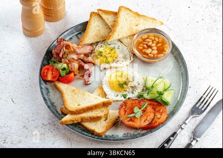 Colazione all'inglese con toast in una caffetteria Foto Stock