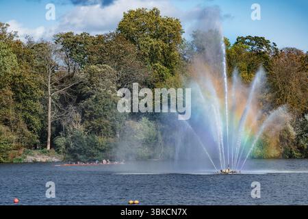 Corpo d'acqua a Metz vicino alla banchina di regate lungo il fiume Mosella, attività ricreative e sportive Foto Stock