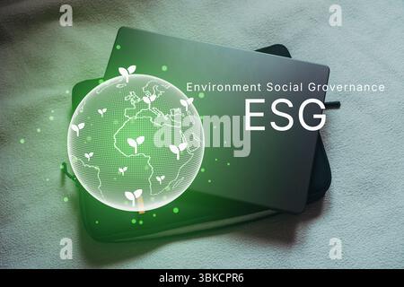 Interfaccia olografica di ESG su laptop per la strategia di investimento aziendale. Concetto aziendale di investimento per la governance sociale ambientale ESG. Foto Stock