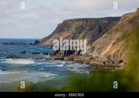 Splendide scogliere costiere e onde che si infrangono sulle rocce dell'algarve Foto Stock