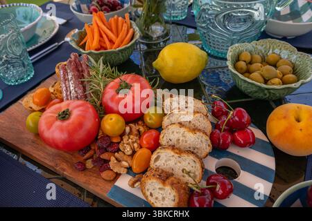 Spuntini discreti: Elementi da tavola della dieta mediterranea. Foto Stock