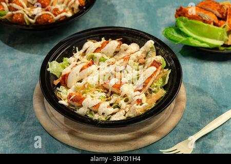 Insalata Caesar con lattuga di pollo grigliata e salsa Caesar. Foto Stock