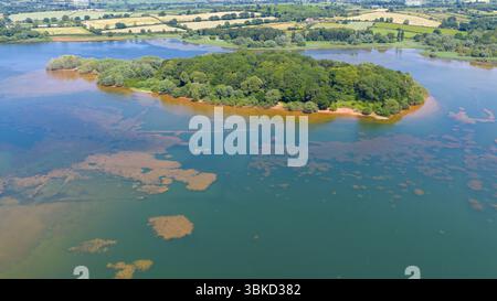 Bristol, Regno Unito, 19 giugno 2025: Vista droni di Denny Island, nel mezzo del lago Chew Valley. Foto Stock