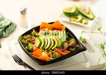 Insalata di verdure con avocado pomodori di mais jalapenos cetrioli lattuga e avocado. Foto Stock
