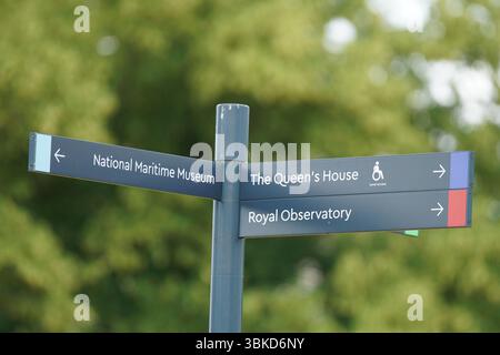 Indicazioni stradali per i luoghi di interesse presso il National Maritime Museum Grounds. Greenwich, Londra, Inghilterra Foto Stock