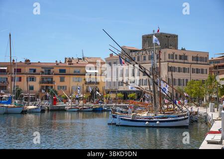 Sanary-sur-Mer, Francia. Il vecchio porto con barche da pesca a Sanary, Var, Provenza, Francia. Foto Stock
