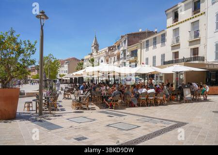 Sanary-sur-Mer, Francia. Terrazza al porto vecchio di Sanary, Quai Charles de Gaulle, Var, Provenza, Francia. Foto Stock