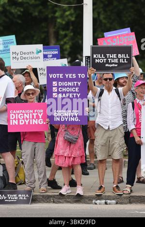Londra, Regno Unito, 19 giugno 2025. I sostenitori di entrambe le parti dell'argomento spingono i loro casi al di fuori del Parlamento, mentre i parlamentari discutono la legge sulla morte assistita, prima di una votazione decisiva sulla legislazione controversa questo pomeriggio. Credito : Monica Wells/Alamy Live News Foto Stock