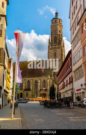 Monumentale Chiesa di San Giorgio (1427-1505) vista dalla Marktplatz. La città medievale della chiesa di Nördlingen in Baviera, Germania, è una delle più grandi città di Gothi Foto Stock