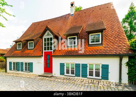 Casa tradizionale vicino a Baldingen Mauer (muro di Baldinger) nella città vecchia di Nördlingen, Baviera, regione di Donau-Ries, Germania. Foto Stock
