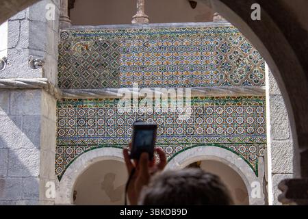 SINTRA, PORTOGALLO - 19 giugno: Vista dei turisti all'interno del Palazzo Nazionale pena, monumento situato nella Serra de Sintra, LISBONA, 19 giugno 2025 Foto Stock