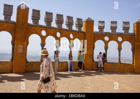 SINTRA, PORTOGALLO - 19 giugno: Vista dei turisti all'interno del Palazzo Nazionale pena, monumento situato nella Serra de Sintra, LISBONA, 19 giugno 2025 Foto Stock