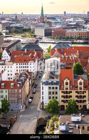 Vista panoramica di Copenaghen dalla cima della Chiesa del Salvatore, che mostra un mix di tetti storici, edifici moderni e monumenti storici della città Foto Stock