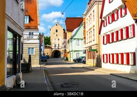 Una vista della porta di Berger (Berger Tor) da Bergerstrasse nella storica città vecchia. Nördlingen, Baviera, Donau-Ries, Germania. Foto Stock