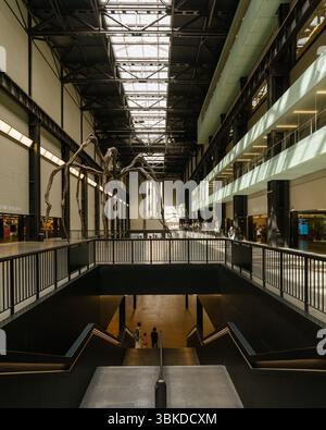 Interno della Tate Modern turbine Hall con scultura Louise Bourgeois Maman Foto Stock