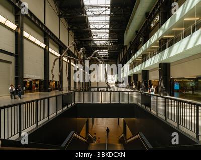 Interno della Tate Modern turbine Hall con scultura Louise Bourgeois Maman Foto Stock