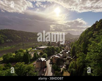 Bad Schandau, Germania - 15 maggio 2025: Valle del fiume Elba, a Schmilk, vicino al confine ceco, Svizzera sassone. Foto Stock