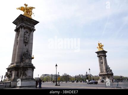 Opere d'arte decorative sul ponte Pont Alexandre III, Parigi, Francia Foto Stock