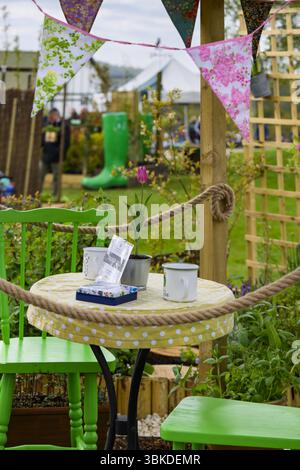 Mostra Leeds Allotment Federation (area salotto, disegno circolare di tovaglie spotty dotty) - Harrogate Spring Flower Show 2025, Yorkshire Inghilterra Regno Unito. Foto Stock