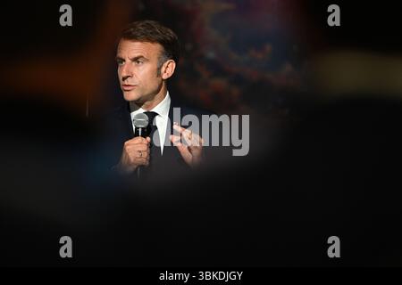 Il presidente Emmanuel Macron ha partecipato alla 55a edizione dell'International Paris Air Show (Salon International de l'aéronautique et de l'espace - SIAE) tenutasi presso l'aeroporto Paris-le Bourget, a nord di Parigi. All'arrivo, entra nel padiglione Paris Space Hub, visita lo stand Eutelsat e si connette dal vivo con l'astronauta Sophie Adenot di Houston. La visita si conclude con un discorso tenuto dal Presidente ai professionisti del settore aerospaziale e ai leader del settore. Le Bourget, Francia, il 20 giugno 2025. Foto di Jeanne Accorsini/Pool/ABACAPRESS.COM Foto Stock