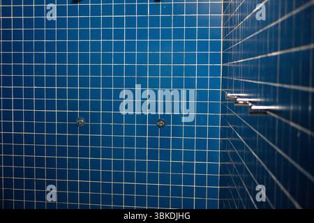 Docce pubbliche pulite e ordinate in un edificio moderno. Foto Stock