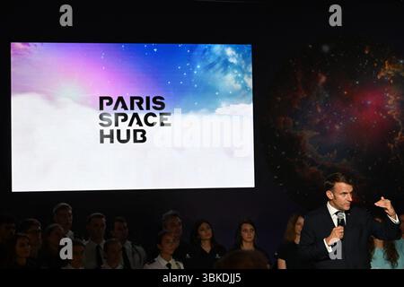 Il presidente Emmanuel Macron ha partecipato alla 55a edizione dell'International Paris Air Show (Salon International de l'aéronautique et de l'espace - SIAE) tenutasi presso l'aeroporto Paris-le Bourget, a nord di Parigi. All'arrivo, entra nel padiglione Paris Space Hub, visita lo stand Eutelsat e si connette dal vivo con l'astronauta Sophie Adenot di Houston. La visita si conclude con un discorso tenuto dal Presidente ai professionisti del settore aerospaziale e ai leader del settore. Le Bourget, Francia, il 20 giugno 2025. Foto di Jeanne Accorsini/Pool/ABACAPRESS.COM Foto Stock