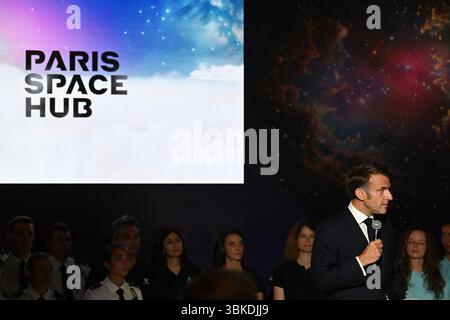 Il presidente Emmanuel Macron ha partecipato alla 55a edizione dell'International Paris Air Show (Salon International de l'aéronautique et de l'espace - SIAE) tenutasi presso l'aeroporto Paris-le Bourget, a nord di Parigi. All'arrivo, entra nel padiglione Paris Space Hub, visita lo stand Eutelsat e si connette dal vivo con l'astronauta Sophie Adenot di Houston. La visita si conclude con un discorso tenuto dal Presidente ai professionisti del settore aerospaziale e ai leader del settore. Le Bourget, Francia, il 20 giugno 2025. Foto di Jeanne Accorsini/Pool/ABACAPRESS.COM Foto Stock