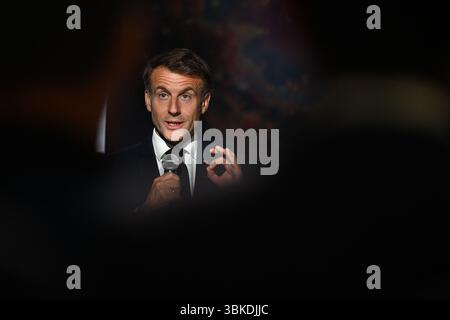 Il presidente Emmanuel Macron ha partecipato alla 55a edizione dell'International Paris Air Show (Salon International de l'aéronautique et de l'espace - SIAE) tenutasi presso l'aeroporto Paris-le Bourget, a nord di Parigi. All'arrivo, entra nel padiglione Paris Space Hub, visita lo stand Eutelsat e si connette dal vivo con l'astronauta Sophie Adenot di Houston. La visita si conclude con un discorso tenuto dal Presidente ai professionisti del settore aerospaziale e ai leader del settore. Le Bourget, Francia, il 20 giugno 2025. Foto di Jeanne Accorsini/Pool/ABACAPRESS.COM Foto Stock