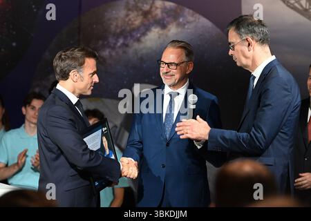 Il presidente Emmanuel Macron ha partecipato alla 55a edizione dell'International Paris Air Show (Salon International de l'aéronautique et de l'espace - SIAE) tenutasi presso l'aeroporto Paris-le Bourget, a nord di Parigi. All'arrivo, entra nel padiglione Paris Space Hub, visita lo stand Eutelsat e si connette dal vivo con l'astronauta Sophie Adenot di Houston. La visita si conclude con un discorso tenuto dal Presidente ai professionisti del settore aerospaziale e ai leader del settore. Le Bourget, Francia, il 20 giugno 2025. Foto di Jeanne Accorsini/Pool/ABACAPRESS.COM Foto Stock
