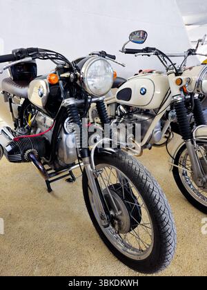 Motocicletta sportiva BMW d'epoca classica con il suo design iconico, in una mostra motociclistica classica Foto Stock