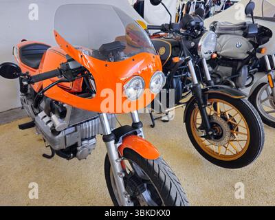 Motocicletta sportiva BMW d'epoca classica con il suo design iconico, in una mostra motociclistica classica Foto Stock