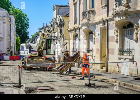 Escavatore mobile scavatore del gruppo contraente Eurovia che lavora sulla superficie stradale del centro città - Tours, Indre-et-Loire (37), Francia. Foto Stock