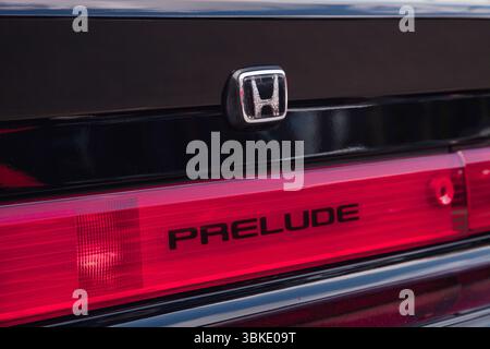 Vilnius, Lituania - 31-05-2025 - emblema e scritta Honda Prelude sul cofano del bagagliaio posteriore del veicolo Foto Stock