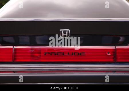 Vilnius, Lituania - 31-05-2025 - emblema e scritta Honda Prelude sul cofano del bagagliaio posteriore del veicolo Foto Stock
