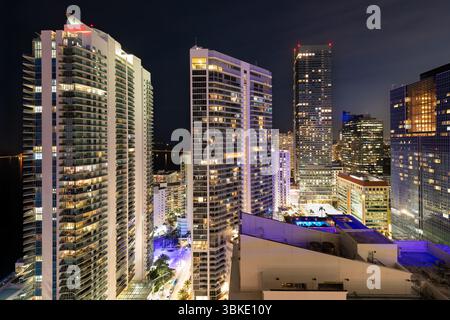 Le vivaci luci notturne del quartiere Brickell di Miami, che mostrano moderni grattacieli ed energia urbana. Foto Stock