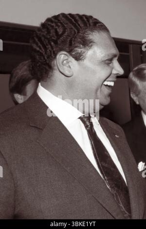 Maynard Jackson (1938-2003), primo sindaco nero di Atlanta, in un incontro con il presidente Bill Clinton e altri il 19 marzo 1993, riguardante i Giochi olimpici centenari che si sarebbero tenuti ad Atlanta, Georgia, nell'estate del 1996. (USA) Foto Stock